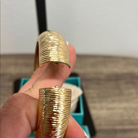 House of Harlow 1960 | Gold Textured Bangle Bracelet - Picture 4 of 6